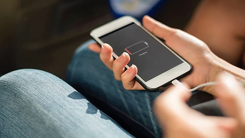 خبير تقني: شحن الهاتف بالمناطق العامة يعرضك للسرقة.. فيديو