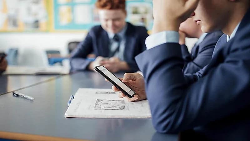 خطر صحي قد يحدث عند استخدام الهاتف لمدة ساعتين فقط يوميا