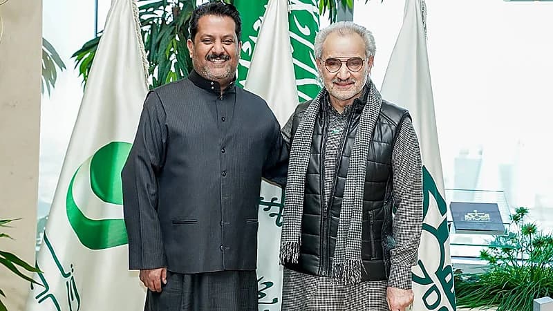 الوليد بن طلال في آخر ظهور مع العجمة .. فيديو