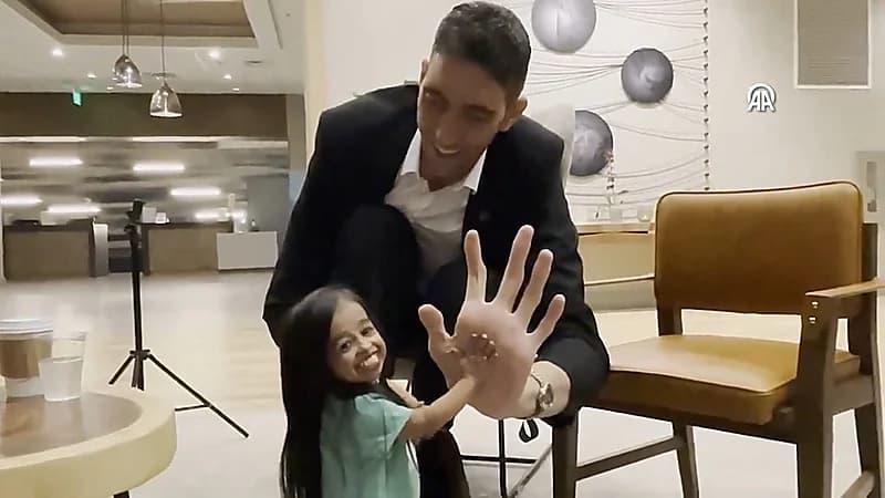 مشهد مُبهج لأطول رجل في العالم مع أقصر امرأة على الإطلاق .. فيديو