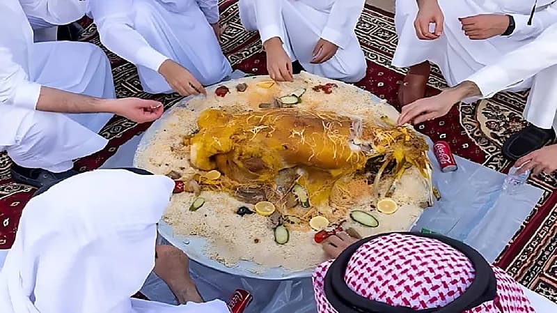 مواطن رفض ضيوفه الأكل من ذبيحته: قالوا نبي خروف .. فيديو