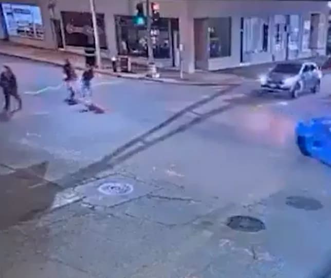 سائق متهور يتسبب في وفاة أم وبنتها .. فيديو