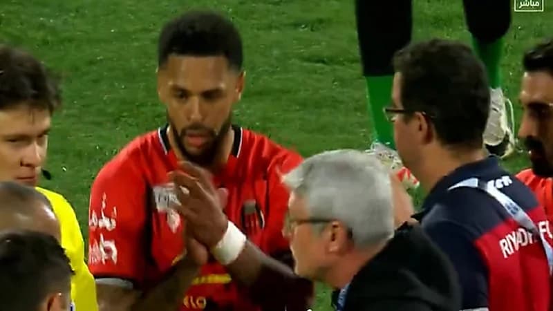 لاعب الرياض يصفق للحكم بعد نهاية اللقاء أمام الهلال .. فيديو