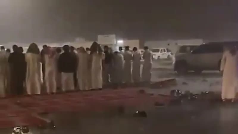 عاصفة رعدية تضرب مصلين أثناء التراويح ..فيديو