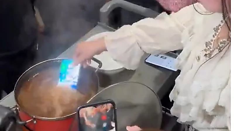 هاتف أوبو يثير جدلًا عالميًا بعدما طبخته موظفة في قدر على النار و لم يتأثر ..فيديو