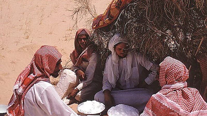 لقطات نادرة لـ قبيلة آل مرة في الربع الخالي قبل 55 عاماً .. صور