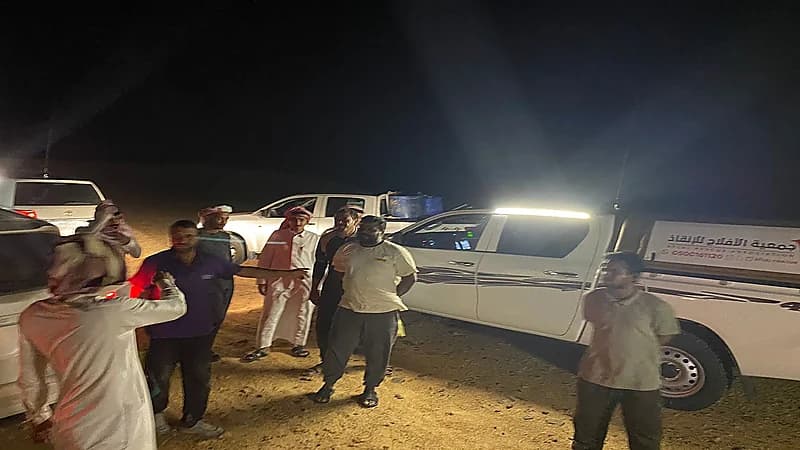 العثور على 6 مفقودين ضلوا الطريق أثناء موجة غبار بالأفلاج .. فيديو