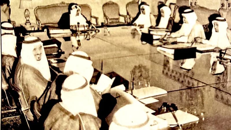 الملك فيصل مترأسًا مجلس الوزراء في بداية السبعينيات الميلادية .. صور
