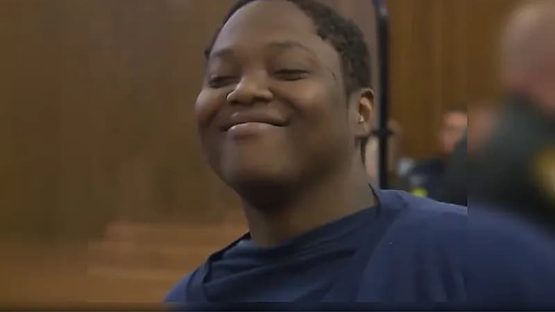 مدانة بـقتل طفل تبتسم في المحكمة ..فيديو