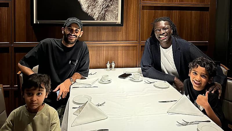 لقاء ودي يجمع بين قوميز وعبدالله عطيف .. فيديو وصورة