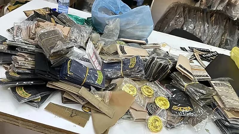 ضبط رتباً وشعارات عسكرية مخالفة في محال بالرياض .. صور