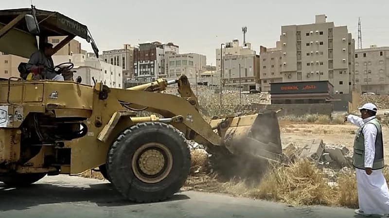 إزالة تعديات على حديقة عامة بجدة .. صور