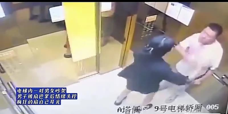 امرأة في مصعد تصفع رجل ويرد بصفع نفسه أضعاف المرات ..فيديو