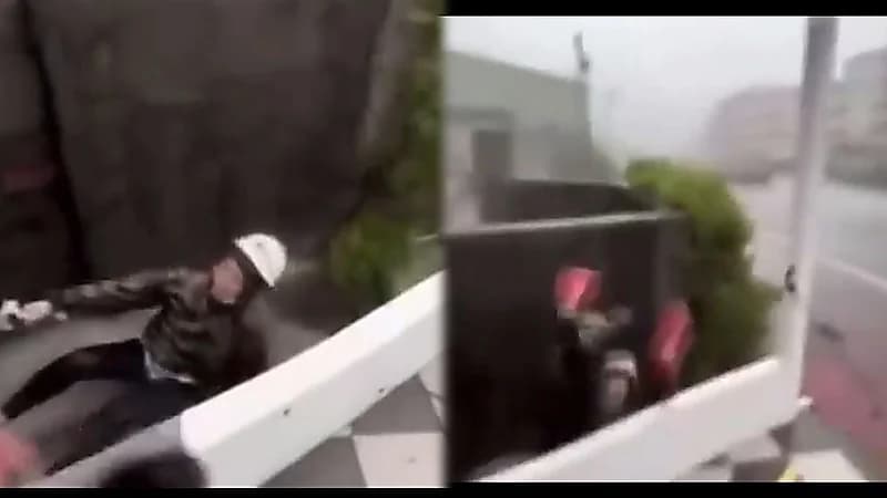 مراسل تلفزيوني في تايوان يطير في الهواء أثناء تقديمه تقريرًا عن إعصار "كراثون" .. فيديو