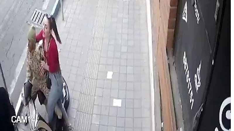 فتاة إيرانية تضرب جندى تحرش بها وتطارده فى الشارع … فيديو