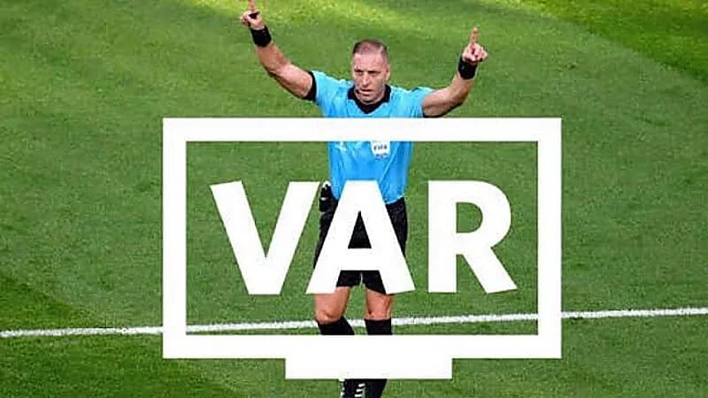 اقتراح بتعديل تقنية الفار قد يسمح للمدرب بإيقاف المباراة 60 مرة