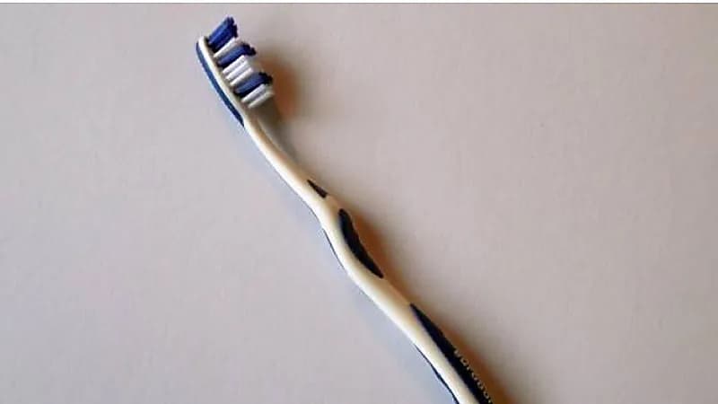 امرأة تبتلع فرشاة أسنان طولها 20 سم