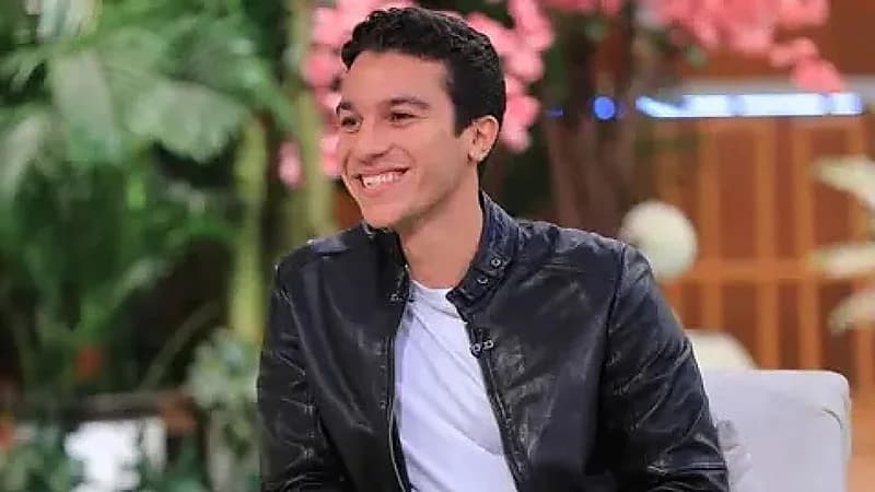 فنان شاب يتعرض لموقف محرج من معجبة ..فيديو