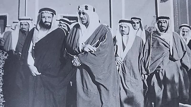 صورة نادرة للملك سعود بن عبدالعزيز والأمير سعود بن جلوي بقصر الناصرية