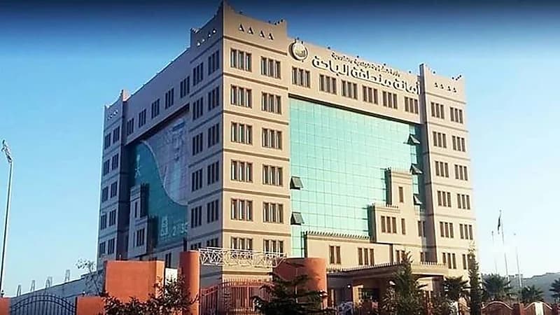 أمانة الباحة تغلق مستودعًا مخالفًا للاشتراطات الصحية في المخواة