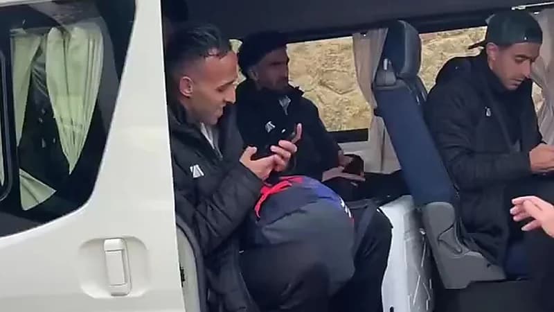 لاعبو الزمالك يستقلون باص بعد مباراة أبوقير .. فيديو