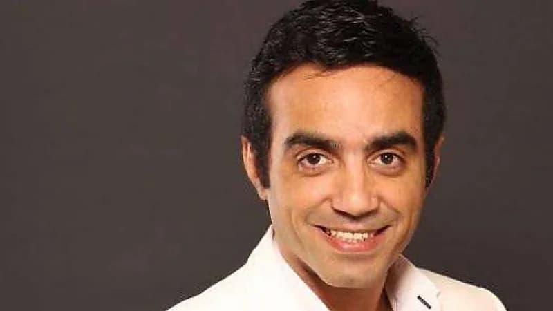 نقل الإعلامي محمد نشأت للمستشفى إثر تعرضه لوعكة صحية مفاجئة