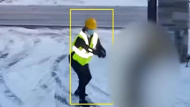 مجرم مُتنكر يُهاجم سيدة أمام منزلها بالرصاص