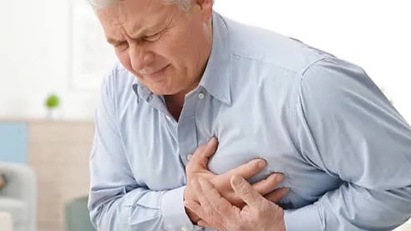 علامة خطيرة في الفم تنذر بقرب الإصابة بأزمة قلبية