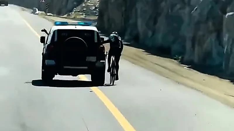 رجال الأمن يدعمون سائق دراجة في لحظة تعب .. فيديو