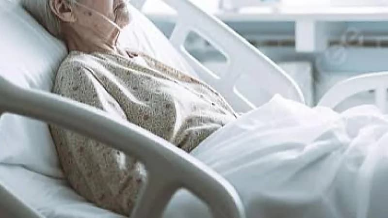 طبيبة ترفض ترك العمل رغم وفاة والدتها في المستشفى