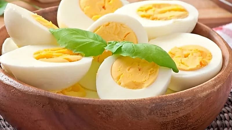 أضرار ترك البيض المسلوق فترة طويلة في المياه