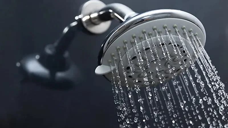 علامات تحذيرية للزهايمر قد تظهر أثناء الاستحمام