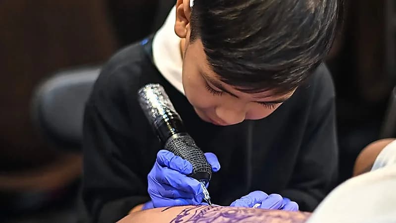 نابات .. فنَّان وشم تايلاندي يبلغ 9 سنوات