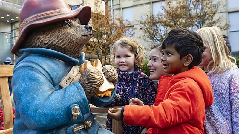 مهندسان يسرقان تمثال الدب الشهير بادينغتون بير .. فيديو