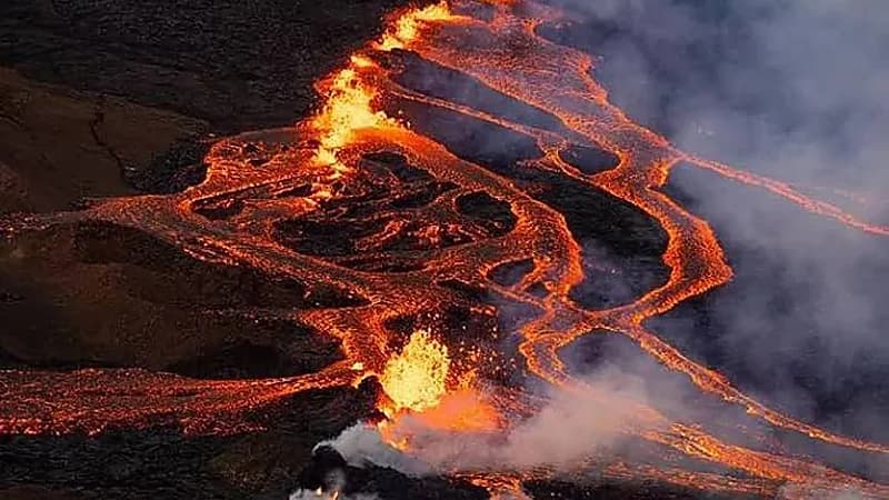 أيسلندا ترفع حالة التأهب وسط مخاوف من ثوران بركاني وشيك .. فيديو
