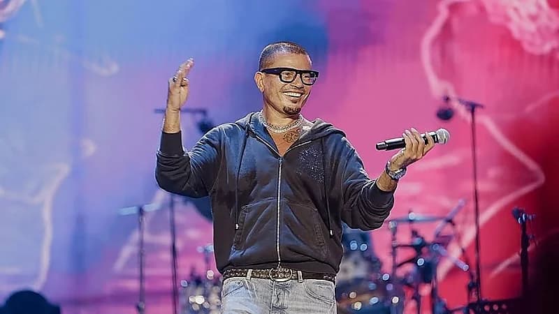 عمرو دياب يخطف الأنظار بإطلالته الشبابية في البحرين