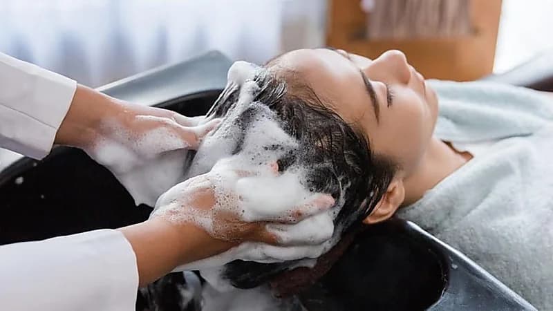 5 أخطاء شائعة عند غسل الشعر تؤدي إلى تساقطه