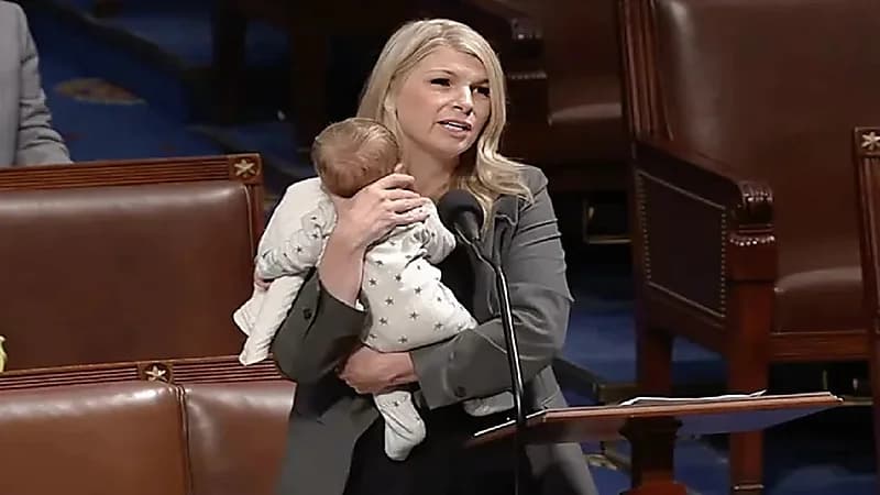 نائبة أميركية تحتضن طفلها الرضيع خلال كلمتها في مجلس النواب .. فيديو