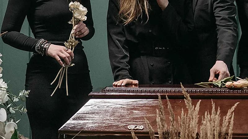 سقوط مروع لحاملي النعش في القبر خلال مراسم الدفن .. فيديو