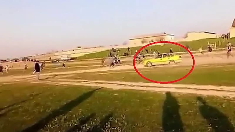 مشجع غاضب يقتحم ملعبًا بسيارته بعد خسارة فريقه