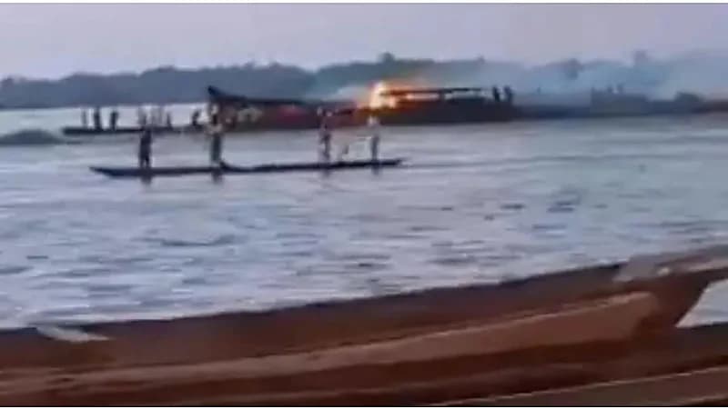 148 قتيلًا وعشرات المفقودين في حريق وغرق قارب خشبي