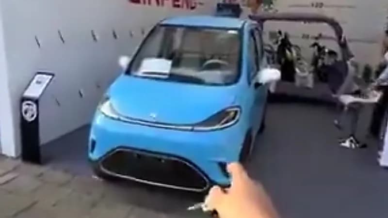 مواطن يستعرض إمكانيات سيارته التي لا تتجاوز قيمتها 10 آلاف ريال .. فيديو