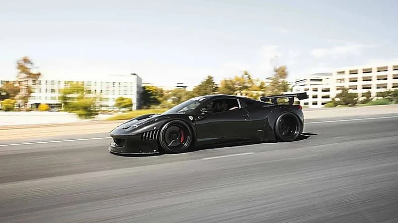 رجل يفقد سيارة أحلامه الفيراري في ثوانٍ معدودة