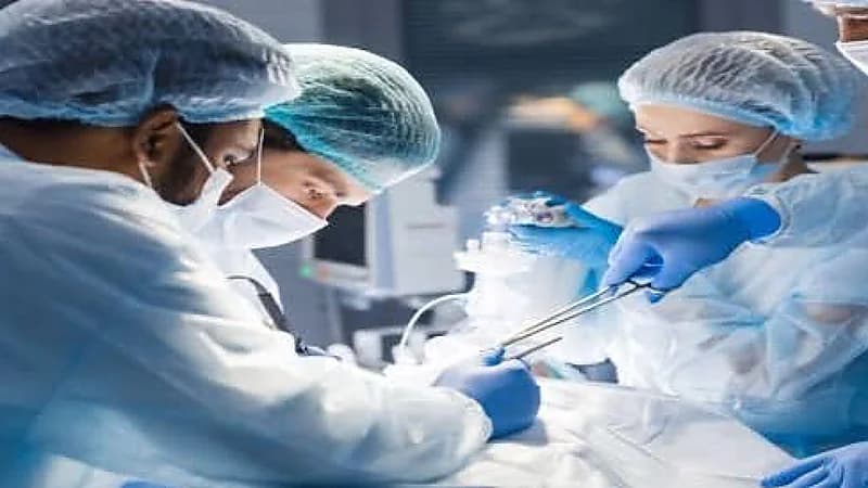 فتاة تتهم مستشفى بتشويه جسدها عقب خضوعها لعمليات تجميل