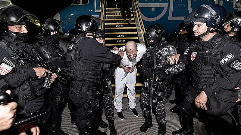 اعتقال قاضٍ وزوجته بتهمة إيواء مجرم دولي خطير