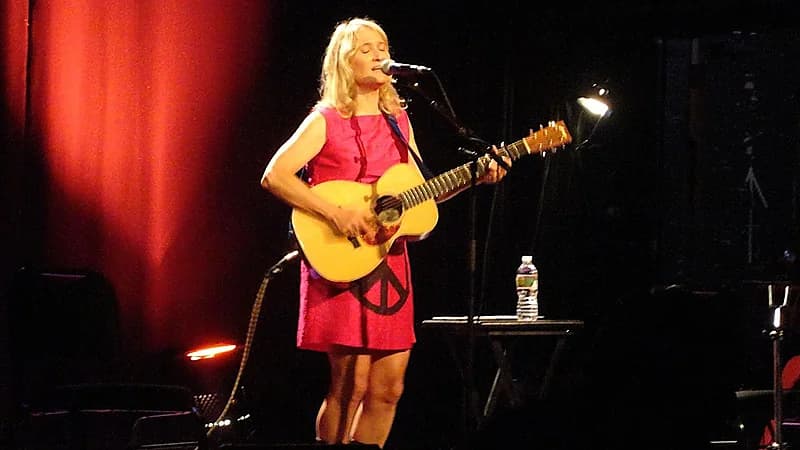 مصرع فنانة شهيرة بحريق غامض بمنزلها