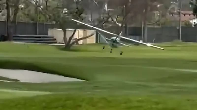 طائرة تهبط اضطرارياً في ملعب جولف بعد تعطل محركها ..فيديو