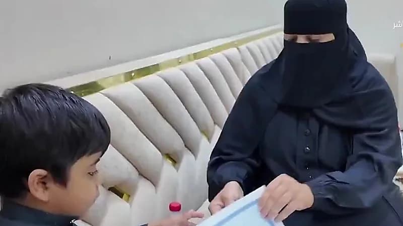 أم تتبرع بكليتها لطفلها وتكتب له حياة جديدة .. فيديو