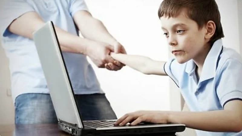 مراهق يعتدي على والده بسبب البلايستيشن وتحذيرات من إدمان الأجهزة الذكية .. فيديو