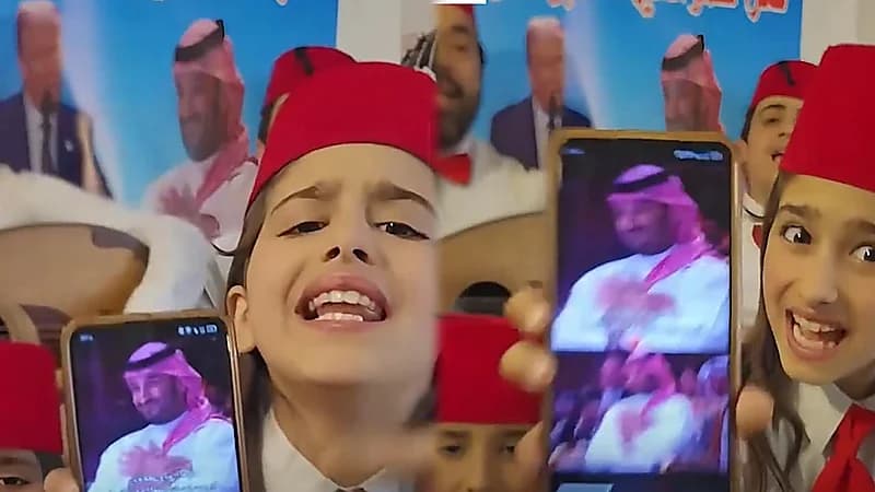 عائلة سورية تتغنى بولي العهد لمساهمته برفع العقوبات عن سوريا.. فيديو